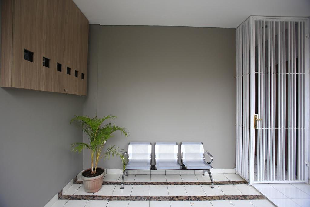 Reddoorz @ Karet Pedurenan 2 Джакарта Экстерьер фото