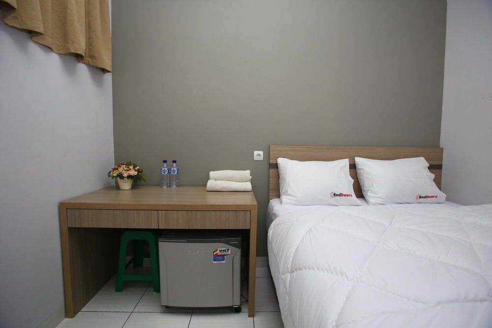 Reddoorz @ Karet Pedurenan 2 Джакарта Экстерьер фото