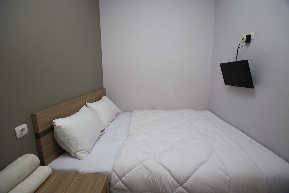 Reddoorz @ Karet Pedurenan 2 Джакарта Экстерьер фото