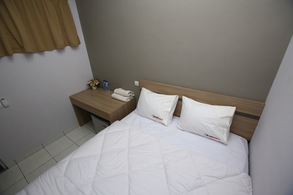 Reddoorz @ Karet Pedurenan 2 Джакарта Экстерьер фото