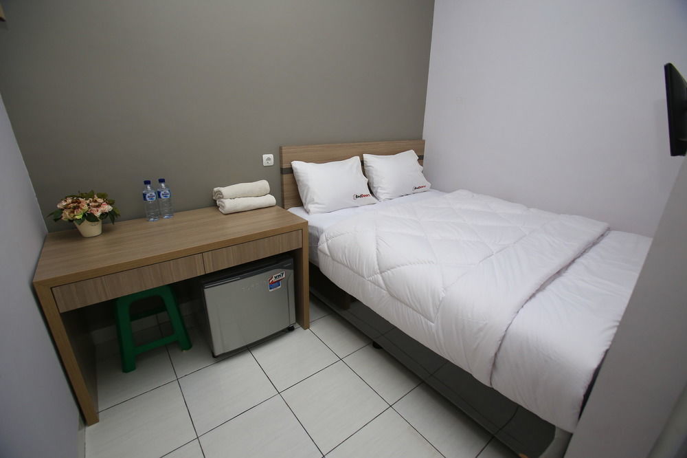 Reddoorz @ Karet Pedurenan 2 Джакарта Экстерьер фото